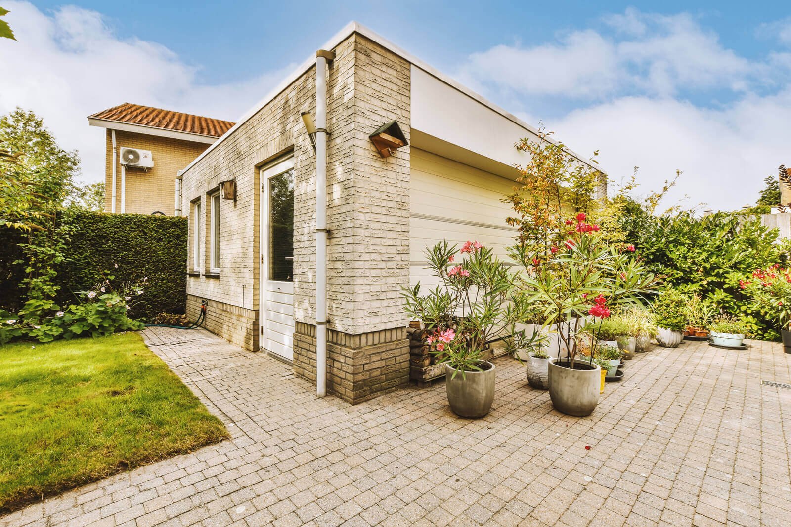 neat patio with sitting area 2025 02 10 09 08 25 utc.jpg