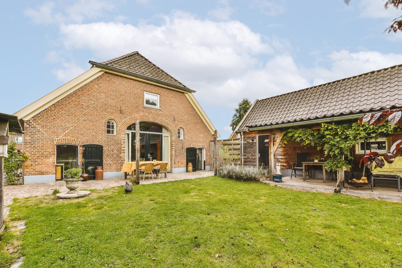 neat patio with sitting area 2025 02 10 12 38 33 utc.jpg